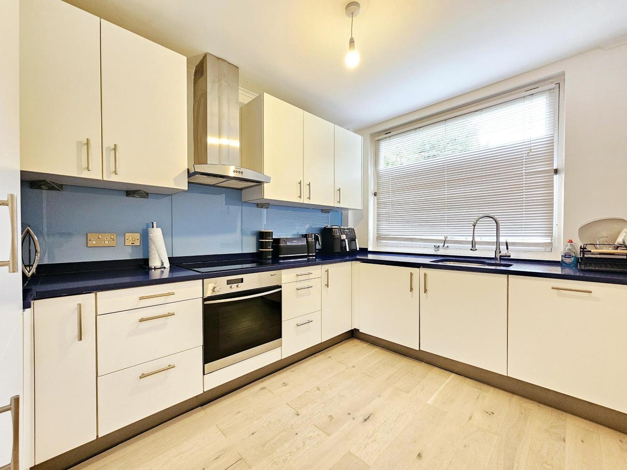 Luxury 2 Bedroom Apartment *